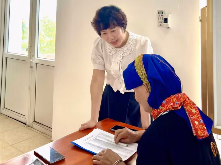 Các bộ huyện Ba Chẽ tuyên truyền, phổ biến chính sách về BHYT cho đồng bào vùng DTTS, miền núi trên địa bàn huyện.