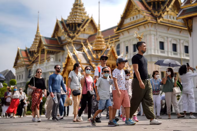 Khách quốc tế đến thăm Hoàng Cung Thái Lan, một điểm du lịch hút khách tại Bangkok. Ảnh: Reuters