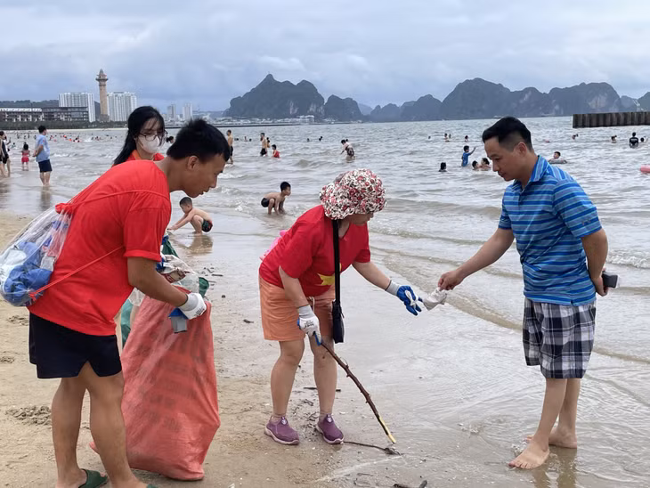 Việc làm có ý nghĩa của nhóm "Vì một Hạ Long xanh" nhận được sự hưởng ứng của du khách.