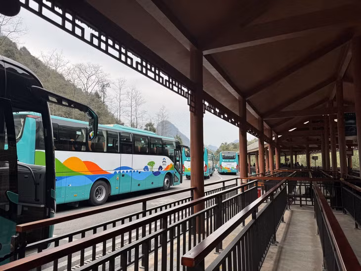 Du khách từ Việt Nam có thể tới Tiểu Thất Khổng bằng tour đường bộ. Hành trình sẽ qua cửa khẩu Hữu Nghị, Lạng Sơn tới thành phố Bằng Tường, Nam Ninh, rồi đến Lệ Ba. Nếu đi đường hàng không, từ Hà Nội du khách cần bay đến Thâm Quyến sau đó nối chuyển tới Quý Dương, đi thêm 250km đường bộ mới đến Lệ Ba.