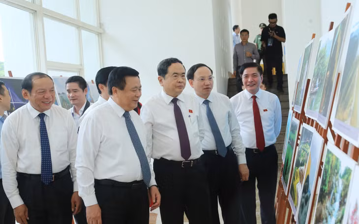 Đồng chí Trần Thanh Mẫn, Ủy viên Bộ Chính trị, Phó Chủ tịch Thường trực Quốc hội; đồng chí Nguyễn Xuân Thắng, Ủy viên Bộ Chính trị, Giám đốc Học viện Chính trị Quốc gia Hồ Chí Minh, Chủ tịch Hội đồng Lý luận Trung ương cùng các đại biểu tham quan gian trưng bày ảnh về các hoạt động văn hóa, thể thao trên địa bàn tinh. Đồng chí Trần Thanh Mẫn, Ủy viên Bộ Chính trị, Phó Chủ tịch Thường trực Quốc hội; đồng chí Nguyễn Xuân Thắng, Ủy viên Bộ Chính trị, Giám đốc Học viện Chính trị Quốc gia Hồ Chí Minh, Chủ tịch Hội đồng Lý luận Trung ương cùng các đại biểu tham quan gian trưng bày ảnh về các hoạt động văn hóa, thể thao trên địa bàn tỉnh Quảng Ninh.