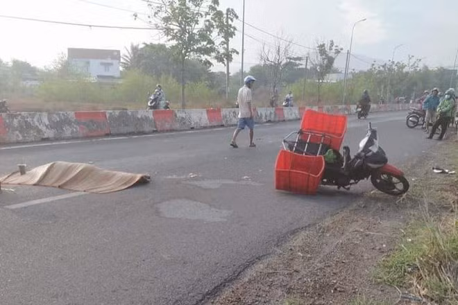 Hiện trường vụ tai nạn giao thông do va vào chó thả rông. Ảnh: NDCC