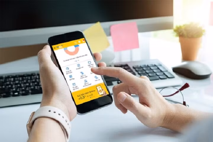 Lãi suất tiết kiệm online ở một số ngân hàng cao hơn hình thức gửi tại quầy. (Ảnh minh họa)