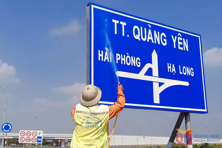Vệ sinh biển báo trên cao tốc Hạ Long - Hải Phòng.