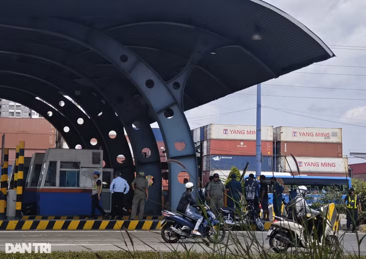 Lực lượng chức năng phong tỏa hiện trường, điều tra nguyên nhân vụ tai nạn (Ảnh: Hoàng Hướng)