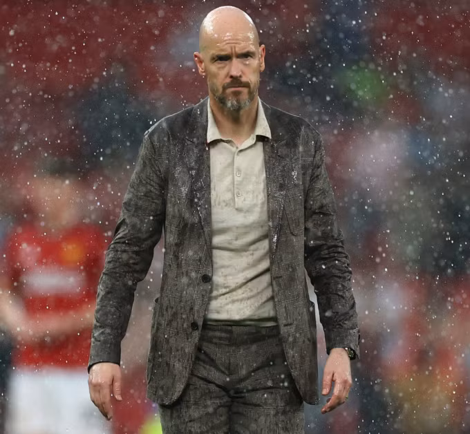 Ten Hag dầm mình trong mưa để động viên cầu thủ Man Utd sau trận đấu. Ảnh: Reuters