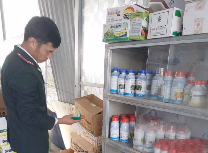 Cán bộ Chi cục Trồng trọt và Bảo vệ thực vật (Sở NN&amp;PTNT) kiểm tra cửa hàng kinh doanh thuốc BVTV tại TX Quảng Yên. Ảnh Nguyễn Thanh