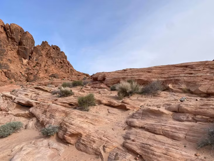 Do tiểu bang Nevada có nhiệt độ trung bình khá cao, nên khi đi bộ đường dài trong công viên, du khách nên mang theo nước uống, nước điện giải, bôi kem chống nắng và mặc áo khoác để tránh bị say nắng. Ảnh: Cao Việt Cường Cavicu