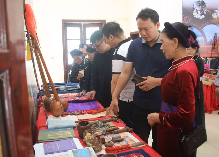 Người dân, du khách tìm hiểu về những đồ lễ của thầy then ở Bình Liêu.