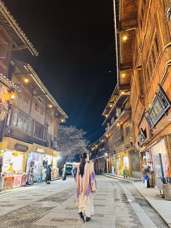 Ngôi làng rộng, chủ yếu là lối đi bộ vãn cảnh, du khách nên mặc trang phục thoải mái, đi giày dép đế bằng để đỡ đau chân. Buổi tối thời tiết chênh lệch nhiều so với ban ngày, hãy mang theo áo ấm.