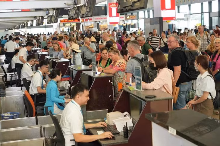 Giá vé máy bay nội địa trong bốn tháng đầu năm tăng cao so với cùng kỳ. (Ảnh: PV/Vietnam+)