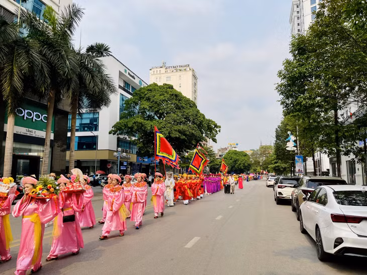 ...Và tiếp tục rước trên đường Lê Thánh Tông...