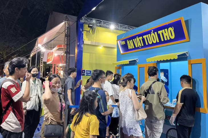 Người dân xếp hàng dài chờ nhận bánh mì miễn phí trong Lễ hội bánh mì Việt Nam lần thứ 2.