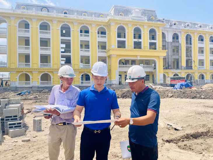 Cán bộ kỹ thuật của Ban Quản lý Dự án Đầu tư xây dựng TP Hạ Long kiểm tra tiến độ hàng ngày trên công trường cùng các đơn vị thi công. Hiện khối lượng tổng thể của dự án đạt trên 80%.