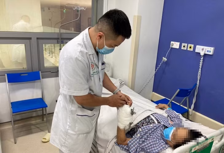 Điều trị cho bệnh nhân nhập viện do lạm dụng thuốc chứa corticoid tại Bệnh viện trung ương Quân đội 108. Ảnh: BVCC.
