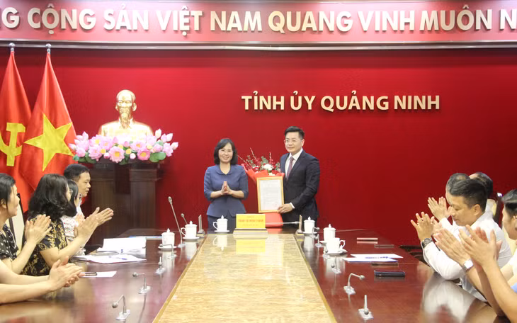Đồng chí Trịnh Thị Minh Thanh, Phó Bí thư Thường trực Tỉnh ủy, trao quyết định bổ nhiệm Phó Chánh Văn phòng Tỉnh ủy cho đồng chí Bùi Hoàng Giang.