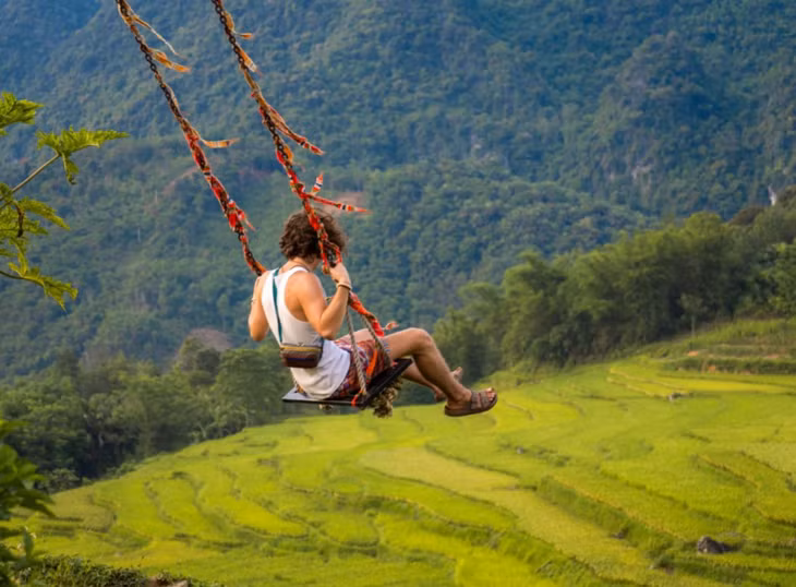 “Ruộng lúa bậc thang xanh rì lọt thỏm giữa bạt ngàn núi rừng, chim chóc reo vang tạo nên khung cảnh mộc mạc, gần gũi, gợi nhớ về một tuổi thơ yên bình tôi đã từng đi qua”, anh Phong cảm động nói. Về bản Đôn là về với nhịp sống chậm rãi, thanh bình, nơi mà bất cứ du khách nào đặt chân tới cũng sẽ cảm thấy thư thái, vui vẻ.