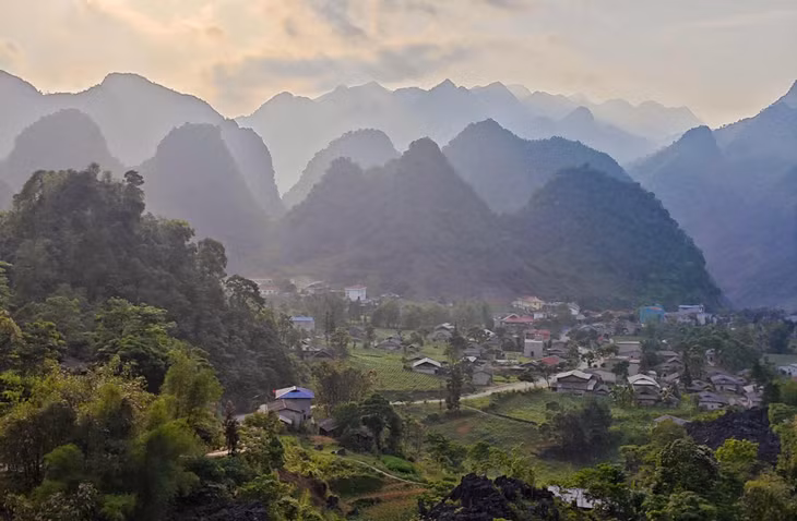 Du Già là một điểm đến hấp dẫn trên bản đồ du lịch tại tỉnh Hà Giang. Với những cung đường tuyệt đẹp, khung cảnh thiên nhiên hùng vĩ cùng các bản làng giữ trọn nét văn hóa đặc trưng của người Tây Bắc. Du Già hấp dẫn với thiên nhiên hoang sơ, thanh bình cùng bản làng trù phú. Ảnh: Khương Minh