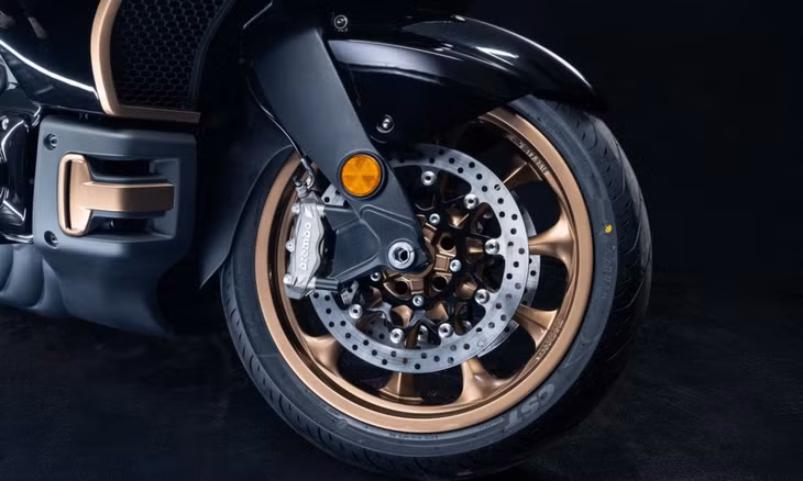 Phanh trước và sau Brembo với kẹp phanh 4 piston.