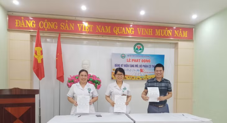 Ngay sau lễ phát động cũng đã có nhiều cán bộ, nhân viên Bệnh viên Đa khoa Hạ Long đăng ký hiến tặng mô, bộ phận cơ thể người. Ảnh do đơn vị cung cấp