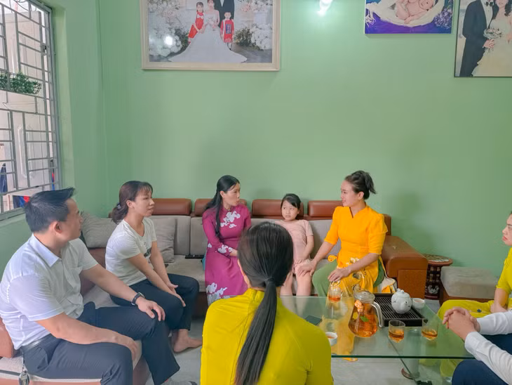Đại diện Ban giám hiệu, Ban phụ huynh Trường Tiểu học Lý Thường Kiệt đã đến thăm hỏi, động viên và trao số tiền hỗ trợ cho em Phạm Ngọc Anh.