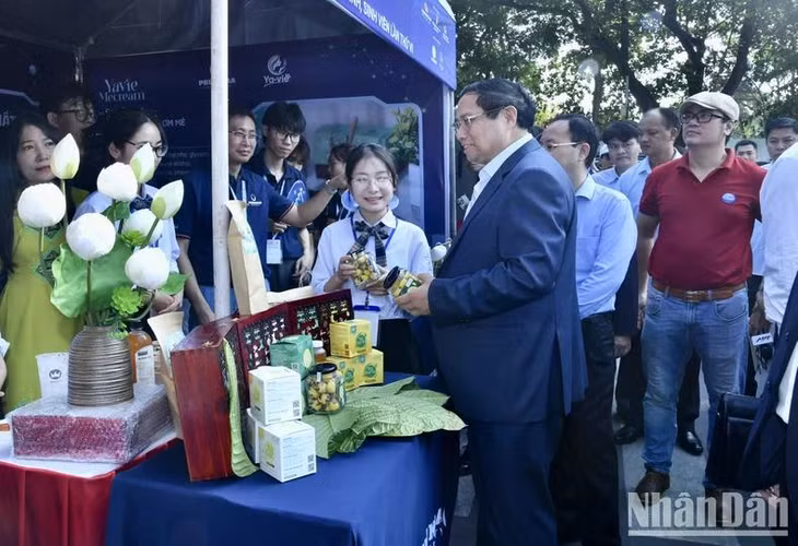 Thủ tướng Phạm Minh Chính thăm một gian hàng trình bày ý tưởng khởi nghiệp.