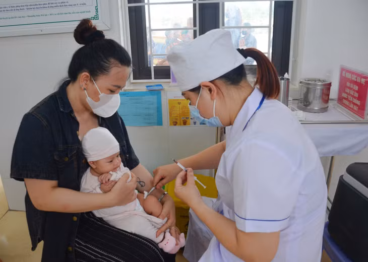 Nhân viên y tế của Trạm y tế xã Hiệp Hòa (TX Quảng Yên) tiêm phòng cho trẻ em trên địa bàn.