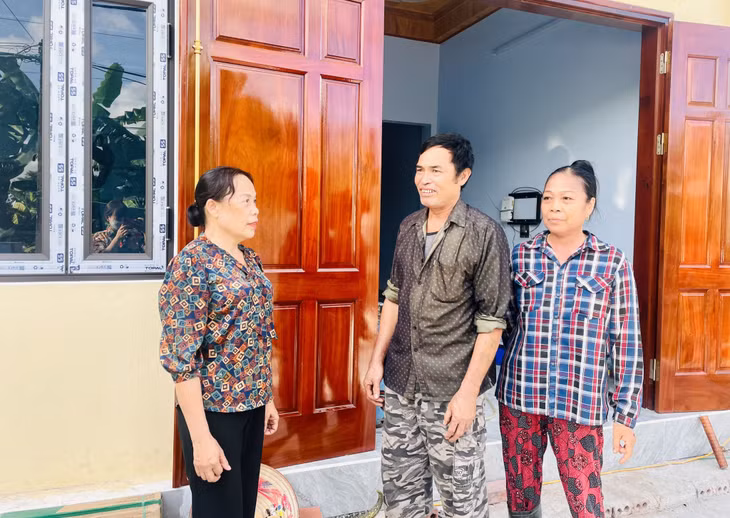 Bí thư Chi bộ Trưởng khu Hiệp An 2, phường Phương Nam trò chuyện, nắm bắt tâm tư của hộ gia đình được hỗ trợ xóa nhà tạm trên địa bàn.