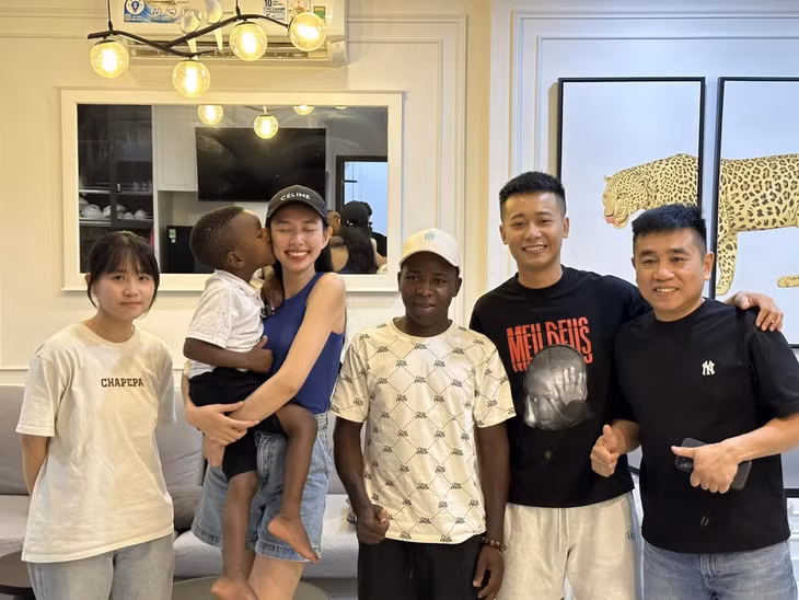 Khoảnh khắc cậu bé "Lôi Con" hôn má Thùy Tiên khiến khán giả thích thú (Ảnh: Facebook nhân vật).