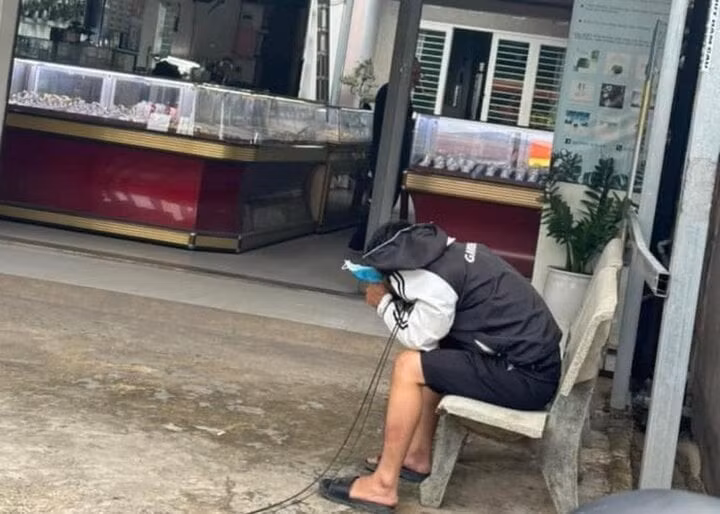Cướp tiệm vàng, nam thanh niên nhanh chóng bị người dân bắt giữ, giao cho công an.