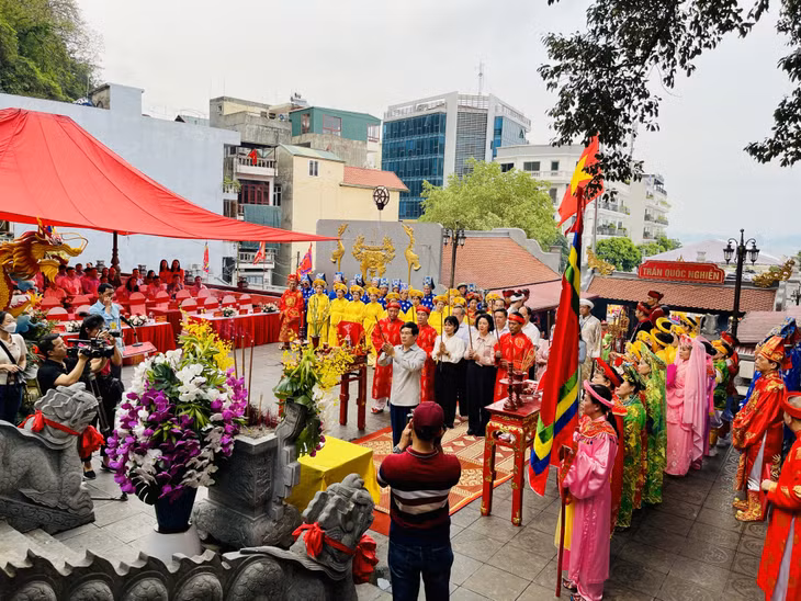 Các đại biểu dâng hương Đức Ông Trần Quốc Nghiễn.