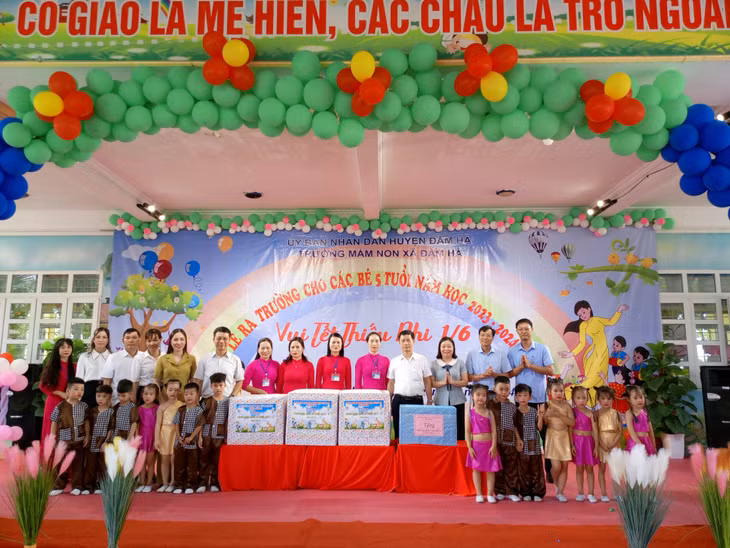 Đồng chí Nguyễn Hồng Dương - Ủy viên BTV Tỉnh ủy, Trưởng Ban Tuyên giáo Tỉnh ủy thăm và tặng quà cho các cháu thiếu nhi Trường Mầm non xã Đầm Hà.