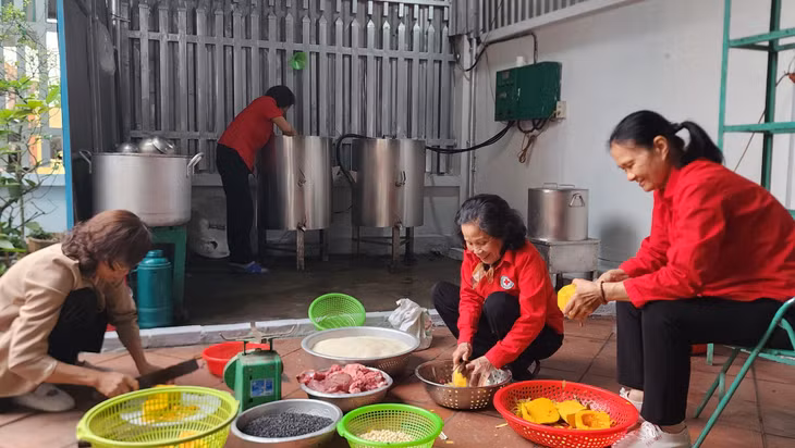 Các hội viên Chi hội CTĐ khu 6 (phường Thanh Sơn, TP Uông Bí) chuẩn bị nguyên liệu cho “Nồi cháo nhân đạo”.
