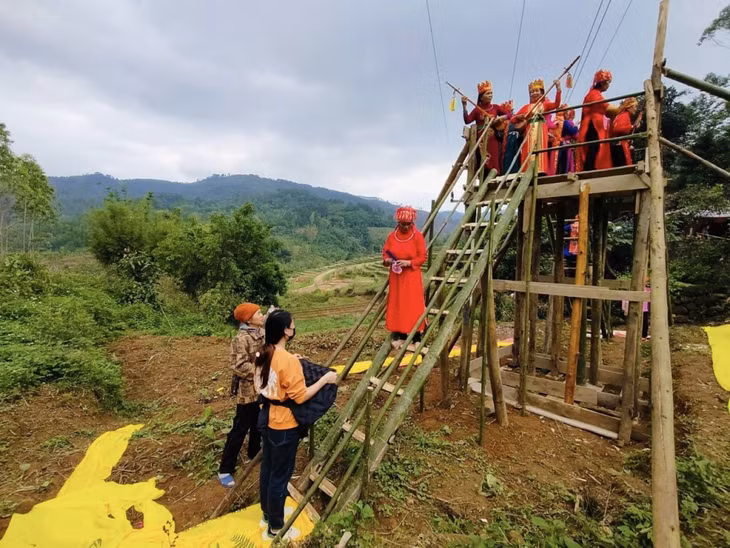 Một cuộc lảu then mang đậm nghi lễ tâm linh của người Tày ở huyện Bình Liêu.