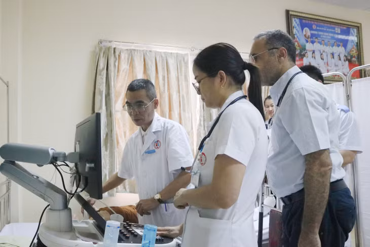 Bác sĩ Bệnh viện Việt Nam-Thụy Điển Uông Bí thực hiện siêu âm tim dưới sự hỗ trợ chuyên môn của chuyên gia y tế đến từ bệnh viện Never (Cộng hòa Pháp) . Ảnh do bệnh viện cung cấp