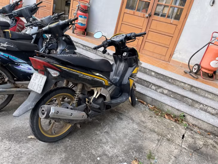 Xe máy tang vật.