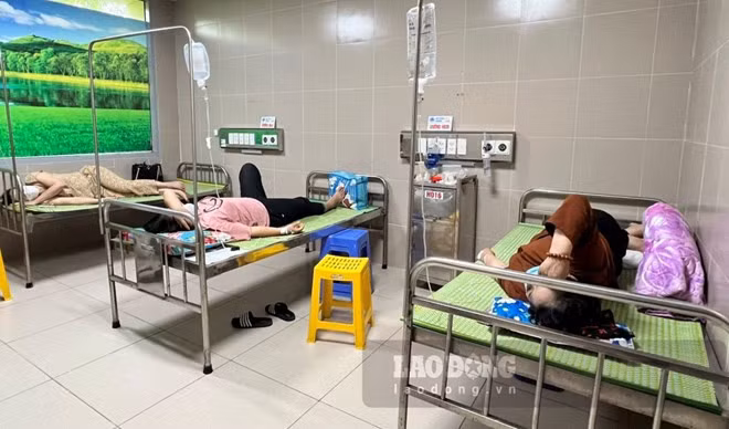 Một số người liên quan vụ việc nằm theo dõi, điều trị tại Bệnh viện Đa khoa tỉnh Thái Bình vào trưa nay 6/5. Ảnh: Nam Hồng