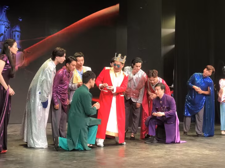 Cảnh trong vở Bộ quần áo mới của Hoàng đế do Nhà hát Kịch Việt Nam dàn dựng. Ảnh: Phương Lan/TTXVN