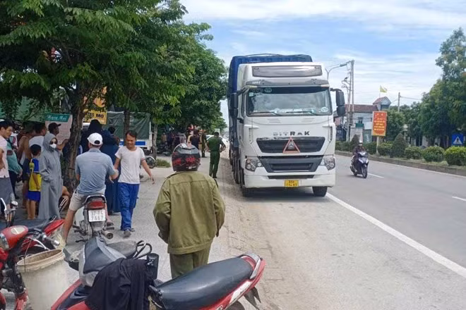 Hiện trường phát hiện tài xế tử vong bất thường trên xe container đậu bên đường. Ảnh: Trần Tuấn.