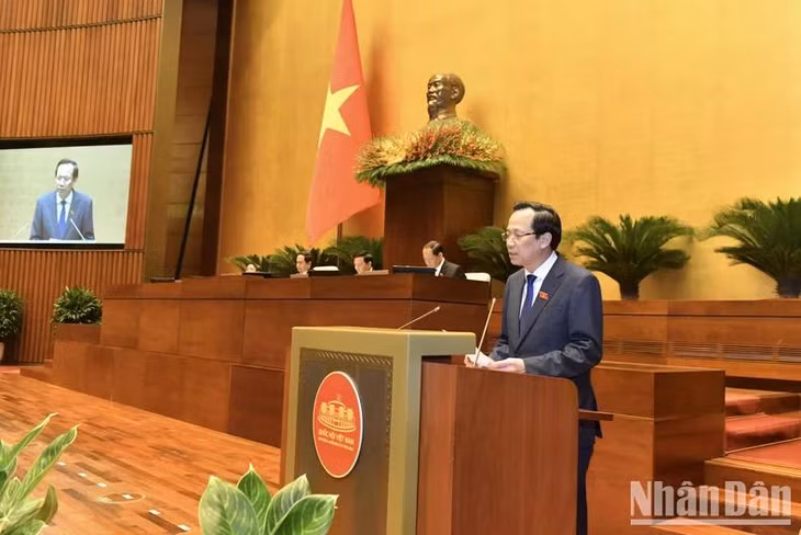 Bộ trưởng Lao động - Thương binh và Xã hội Đào Ngọc Dung, thừa ủy quyền của Thủ tướng Chính phủ trình bày Báo cáo kết quả thực hiện các mục tiêu quốc gia về bình đẳng giới năm 2023. (Ảnh: Đăng Khoa)