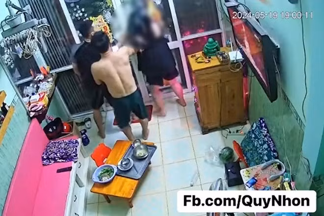 Người phụ nữ bị người chém qua cửa kính, gây thương tích ở vùng mặt. Ảnh chụp màn hình
