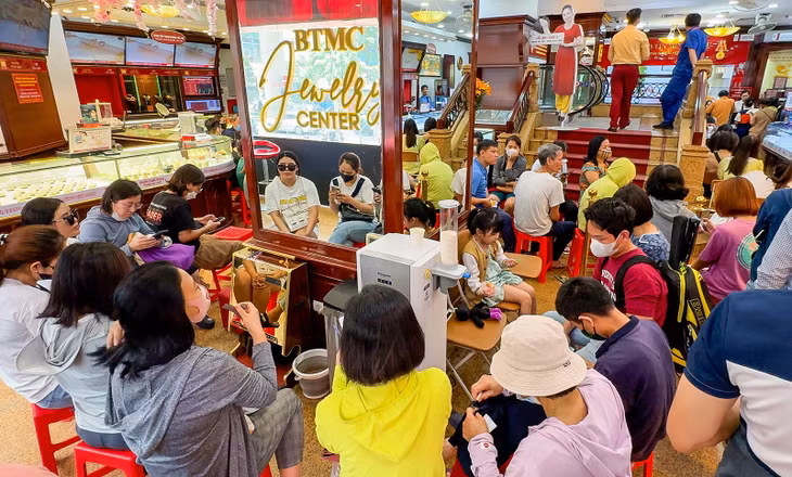 Hình ảnh ghi nhận bên trong một tiệm vàng tại Hà Nội vào chiều ngày 10/5.