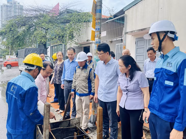 Lãnh đạo TP Hạ Long kiểm tra việc tổ chức thi công các hố thu nước tại khu lấn biển Vựng Đâng (phường Yết Kiêu, TP Hạ Long).
