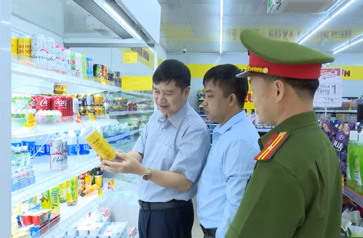 Đoàn liên ngành về ATTP tỉnh kiểm tra việc tuân thủ các quy định về ATTP tại một siêu thị trên địa bàn huyện Hải Hà.