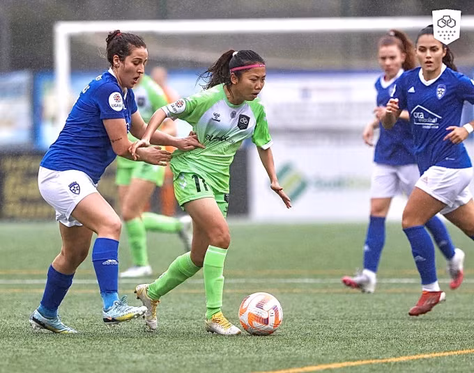 Huỳnh Như (áo xanh lá) cùng Lank FC thắng Amora FC 4-0 ở Liga BPI 2022-2023. Ảnh: Lank