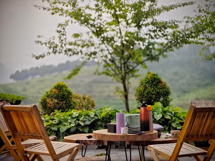 Buổi sớm uống trà Du Già rất thanh bình. Du khách có thể nghỉ lại trong những homestay ngay trong bản. Ảnh: Khương Minh