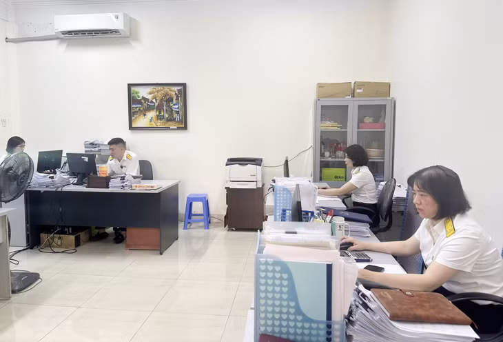 Đội Quản lý nợ và cưỡng chế nợ (Chi cục Thuế TP Hạ Long) rà soát, phân loại nợ thuế.