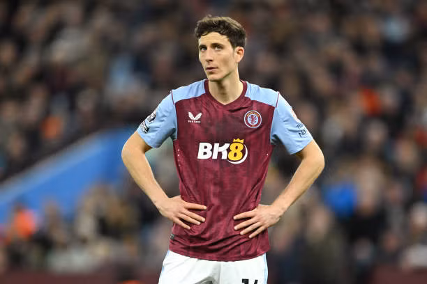 Trung vệ: Pau Torres. Hậu vệ 27 tuổi góp công không nhỏ giúp Aston Villa giành vé tham dự Champions League mùa sau. Dẫu vậy, anh vẫn bị Luis de la Fuente ngó lơ.
