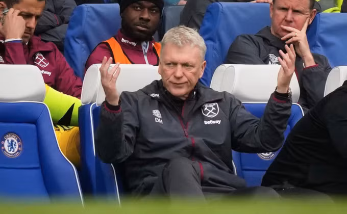 Biểu cảm bất lực của David Moyes khi West Ham thua đậm. Ảnh: AFP