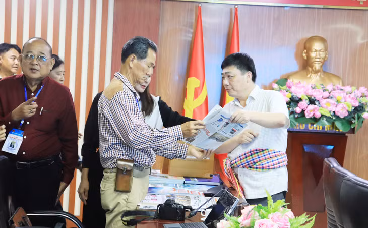 Đại diện Trung tâm Truyền thông tỉnh giới thiệu ấn phẩm báo in của Trung tâm với Đoàn.